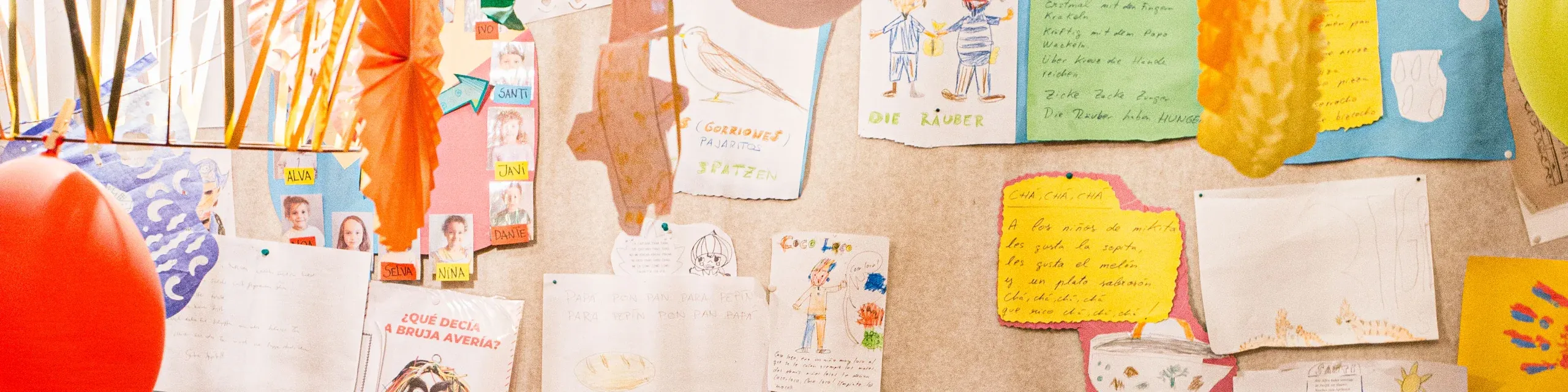 Carteles de niños en la pared 