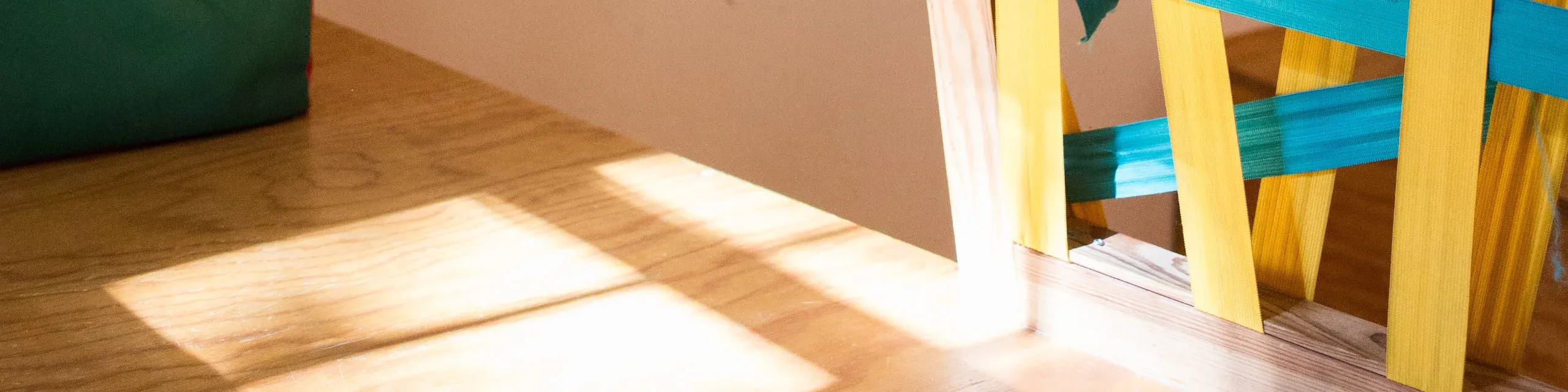 Sol entrando por la ventana reflejando en los muebles